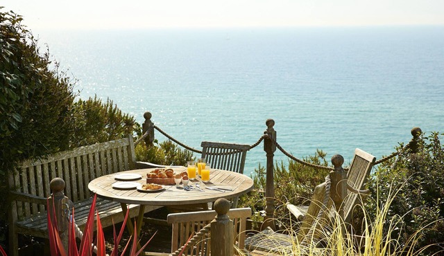 Beach View, based in a stunning position on the sea front, with stunning coastal scenery