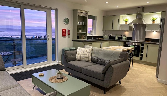 Beach View Flat on Coastal Path