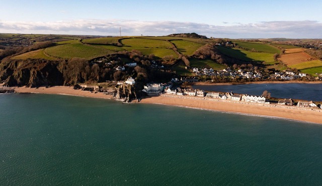Beachfront Bliss, Sea Views, Parking, Dogs Welcome