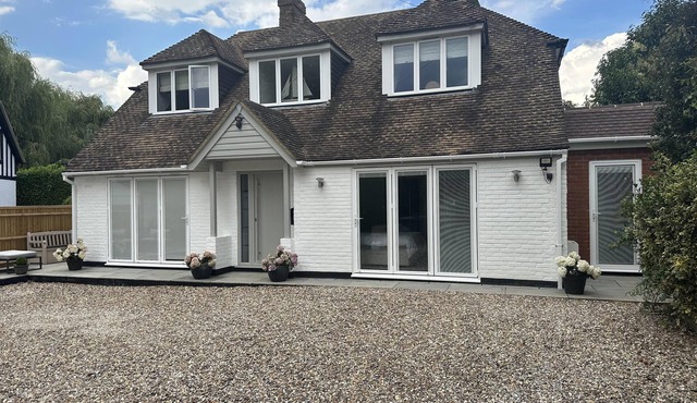 Beautiful 1-Bed Studio in Bourne end