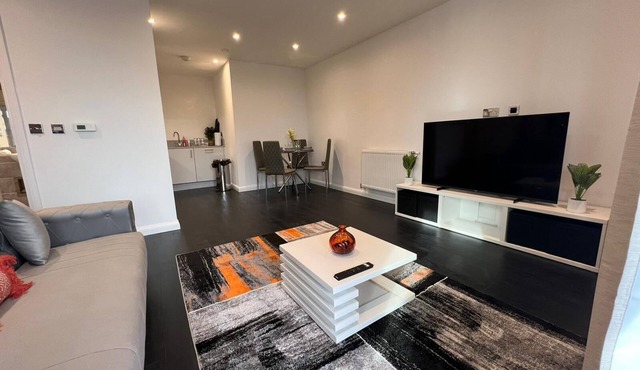BEAUTIFUL 2 BED ENSUITE APT DARTFORD. 5 Mins walk to Train station & town Centre