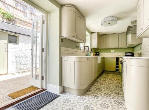Beautiful 2 Bedroom Cottage with Private Courtyard in Arundel Centre