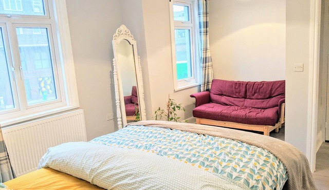 Beautiful 4 bed 2 bath home in central location with back garden