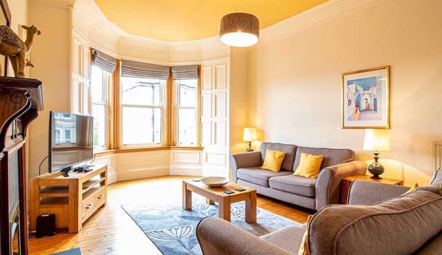 Beautiful and Bright Georgian Style Morningside Apartment - Pass the Keys