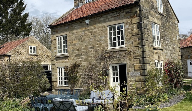 Beautiful and very spacious 4 bedroom detached cottage in picturesque village