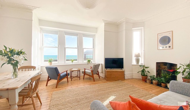 Beautiful beachfront apartment with amazing uninterrupted sea views!
