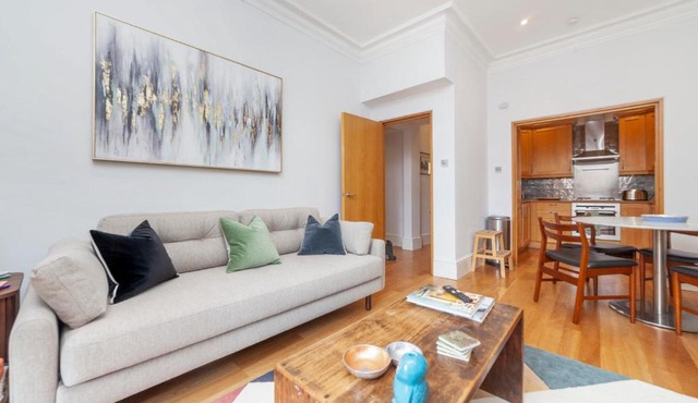 Beautiful Comfy 2 BDR apt with balcony, Chelsea