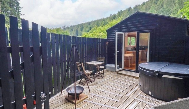 Beautiful dog friendly woodland cabin/ hot tub perfect for exploring Cornwall.