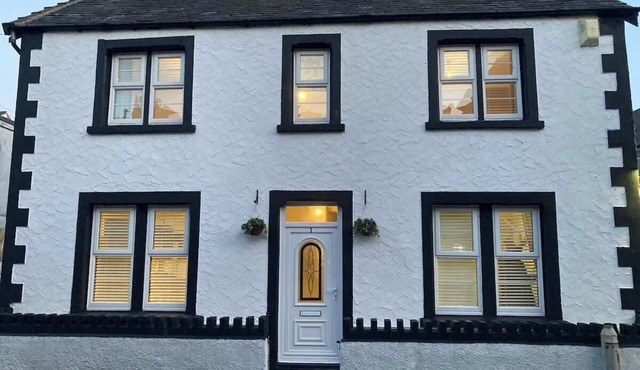 Beautiful family cottage Central Llandudno Parking