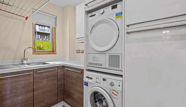 Beautiful holiday home with hot tub, just a walk away from Talland beach.