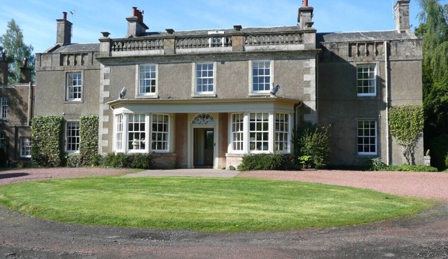Beautifully Appointed Apartment on edge of Edinburgh