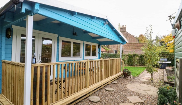 BECKSIDE LODGE, romantic, character holiday cottage in Malton