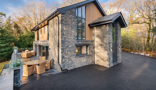 Beech Rock, boutique, all suite home with Hot tub!