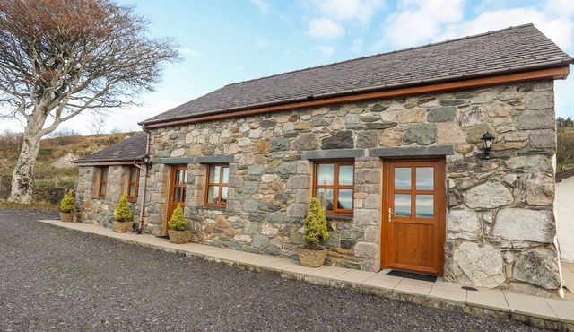 BEECH TREE COTTAGE, pet friendly, with open fire in Waunfawr in Caernarfon
