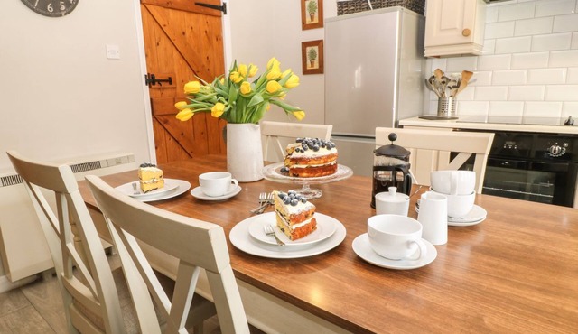BEECHCROFT COTTAGE, pet friendly, with open fire in South Molton