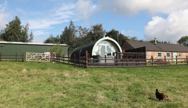 BELLE’S VIEW, family friendly, with hot tub in Cheadle
