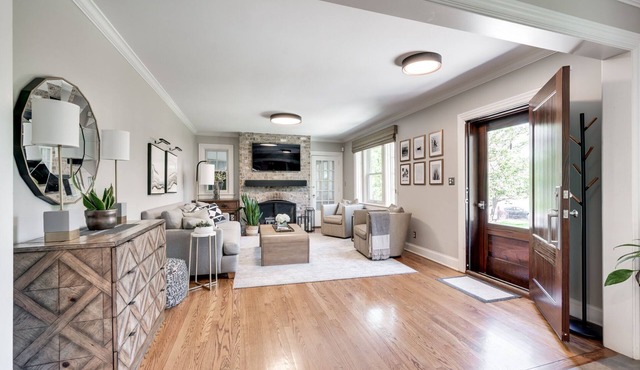 Belmont Family Home: Walk to Park, restaurants, 10 min Downtown- Ideal Location!