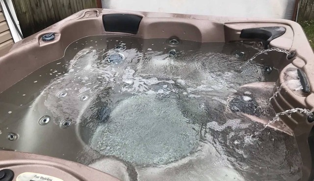 BIG BEAUTIFUL New-Renovated 4BR 2BA with Hot Tub near downtown!