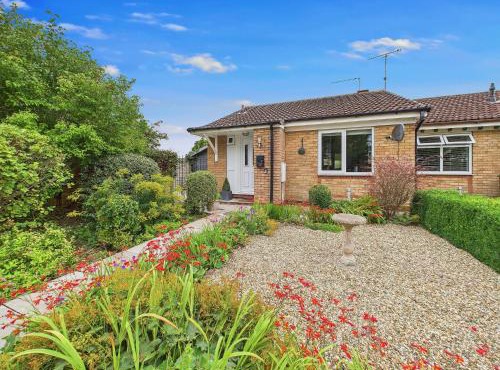 Bijou Abode- bungalow with free private parking