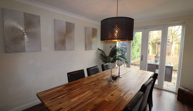 Binfield: Spacious Spectacular Five Bedroom House