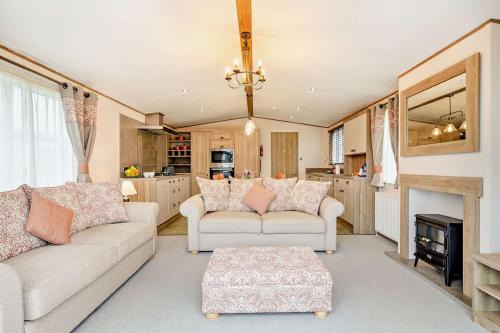 Binky Lodge Stylish Cosy 3-Bedroom Holiday Lodge Hoburne Naish Barton on Sea