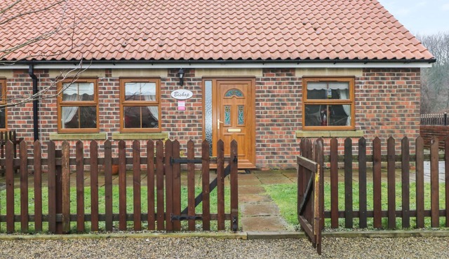 BISHOP COTTAGE, pet friendly, country holiday cottage in Skinningrove