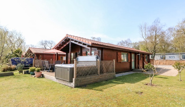BITTERN LODGE, pet friendly in Tattershall Lakes Country Park