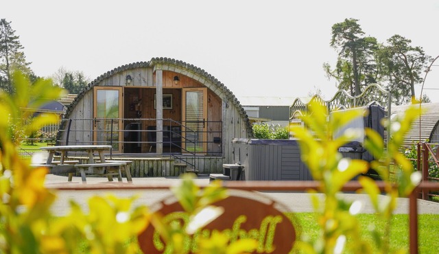 Bluebell - Glamping Pod with Hot Tub Sleeping 4, Pet friendly