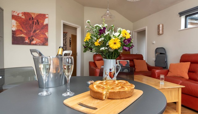 Bluebell Lodge - Sleeps 4/5 with Private Hot Tub