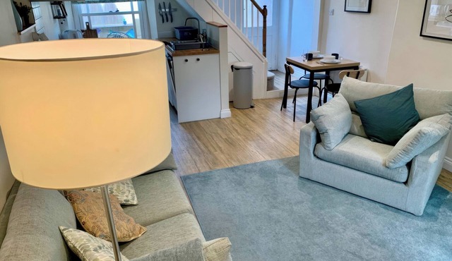 BOBBIN COTTAGE, pet friendly, character holiday cottage in Swanage