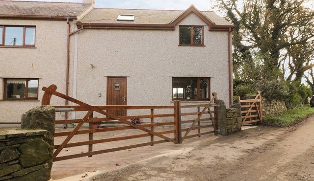 BODNEITHIOR, family friendly, with a garden in Llanerchymedd
