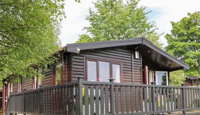 BORROWDALE LODGE, family friendly, with a garden in Keswick