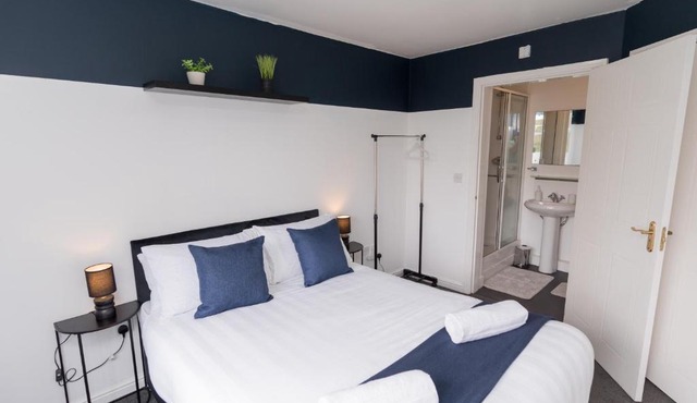 Boutique 2-Bed Apartment in Wolverhampton Centre