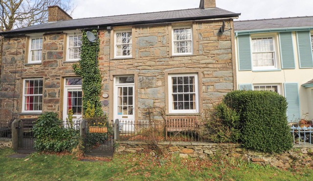 BRACKENBURY COTTAGE, pet friendly, with open fire in Beddgelert