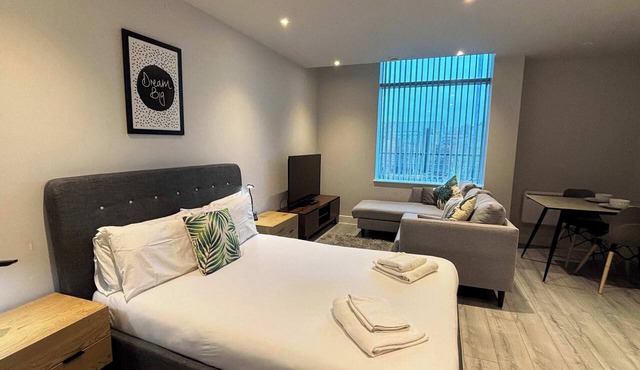 Bracknell Studio Apartment with free Parking