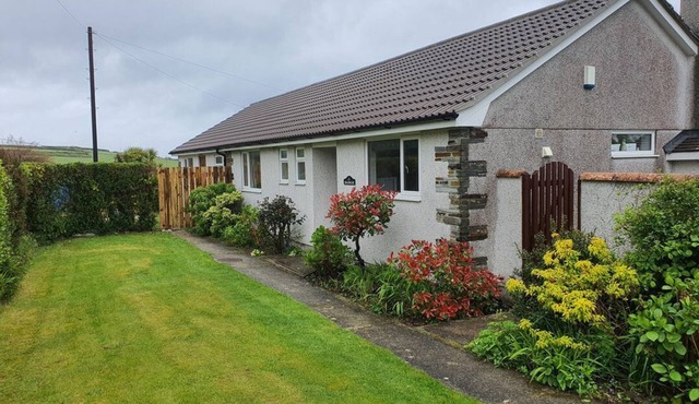 Brambles: Cozy Escape with Sea Views