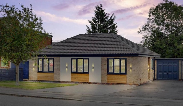 Brand New 4 Bedroom Deluxe Modern Villa - Sleeps 9 - Private Parking & Garden