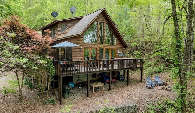 Breathtaking Wooden Cabin with Hot-tub in Murphy, North Carolina