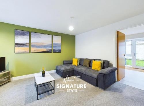 Bredon Court by Signature Stays - Modern - Beach - Parking
