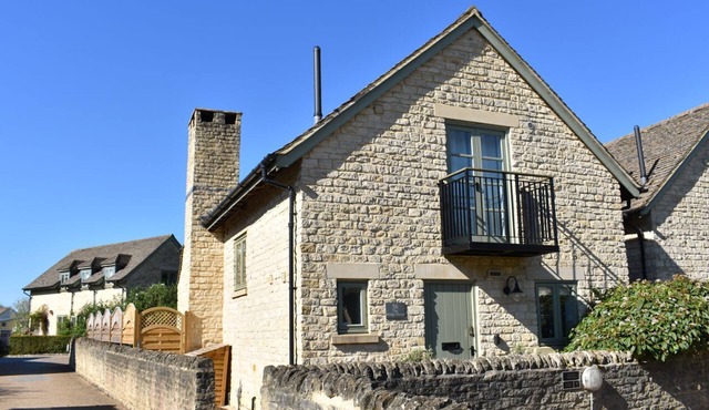 BRIDGE HOUSE, pet friendly, with pool in Cotswold Water Park