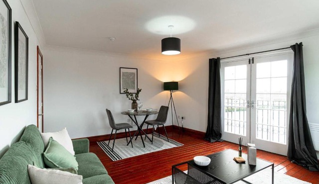 Bright 1 Bed Harbour-side Apartment with Balcony