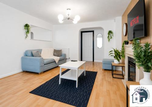 Bright 4-Bed Detached Property - Work & Team Ready - Reading Central