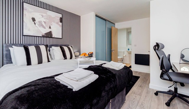 Bright and modern 2-bedroom, 2-bath apartment with lift access. Recently refurbished for comfort and style, perfect for groups or families. Enjoy special monthly discounts for extended stays!