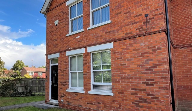 Bright and spacious flat in Mortimer Common.