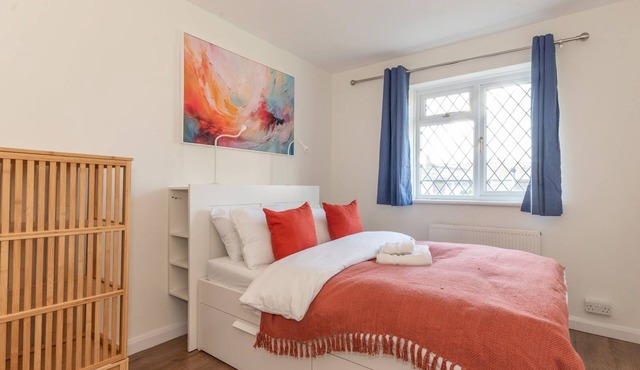 Bright & Spacious 4BR House | Elizabeth Line - Pass the Keys