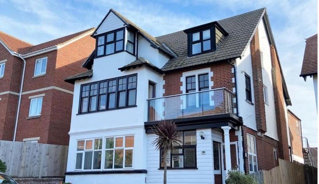 Bright, spacious flat close to beach, Cliff Road