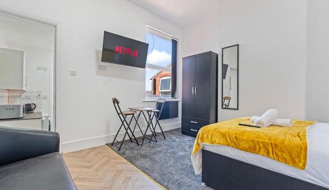 Bright Studio Apartment D with Self Check-In & Smart TV in Ilkeston