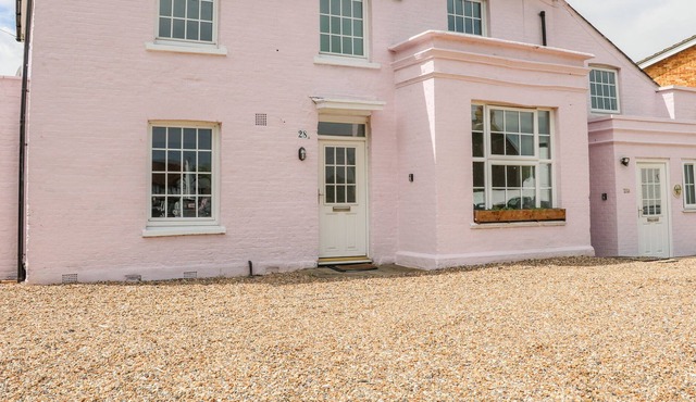 BURFIELD COTTAGE, pet friendly, with a garden in Old Windsor