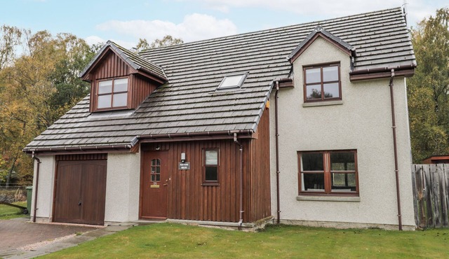 BURNSIDE HOUSE, pet friendly, character holiday cottage in Aviemore