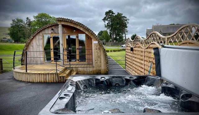 Buttercup - Glamping Pod with Hot Tub Sleeping 4, Pet Friendly